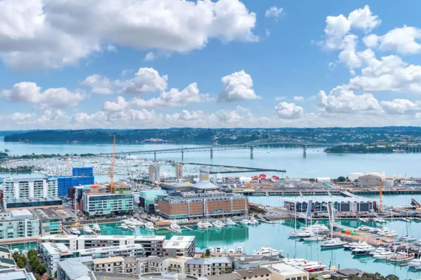Top Floor Harbour View And Skytower View Apartment In Cbd Auckland Eksteriør bilde
