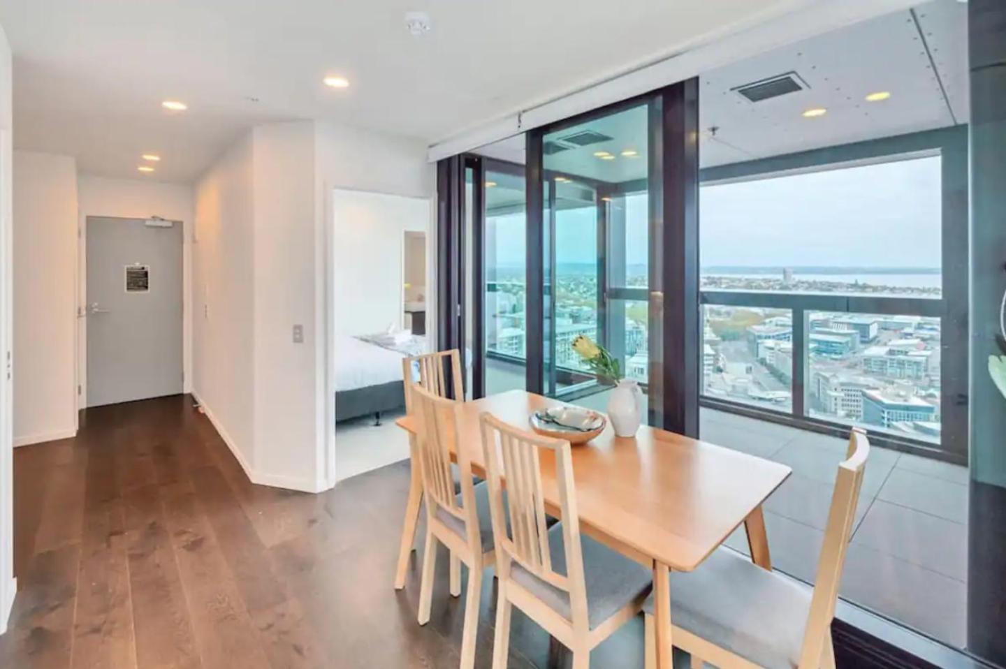 Top Floor Harbour View And Skytower View Apartment In Cbd Auckland Eksteriør bilde