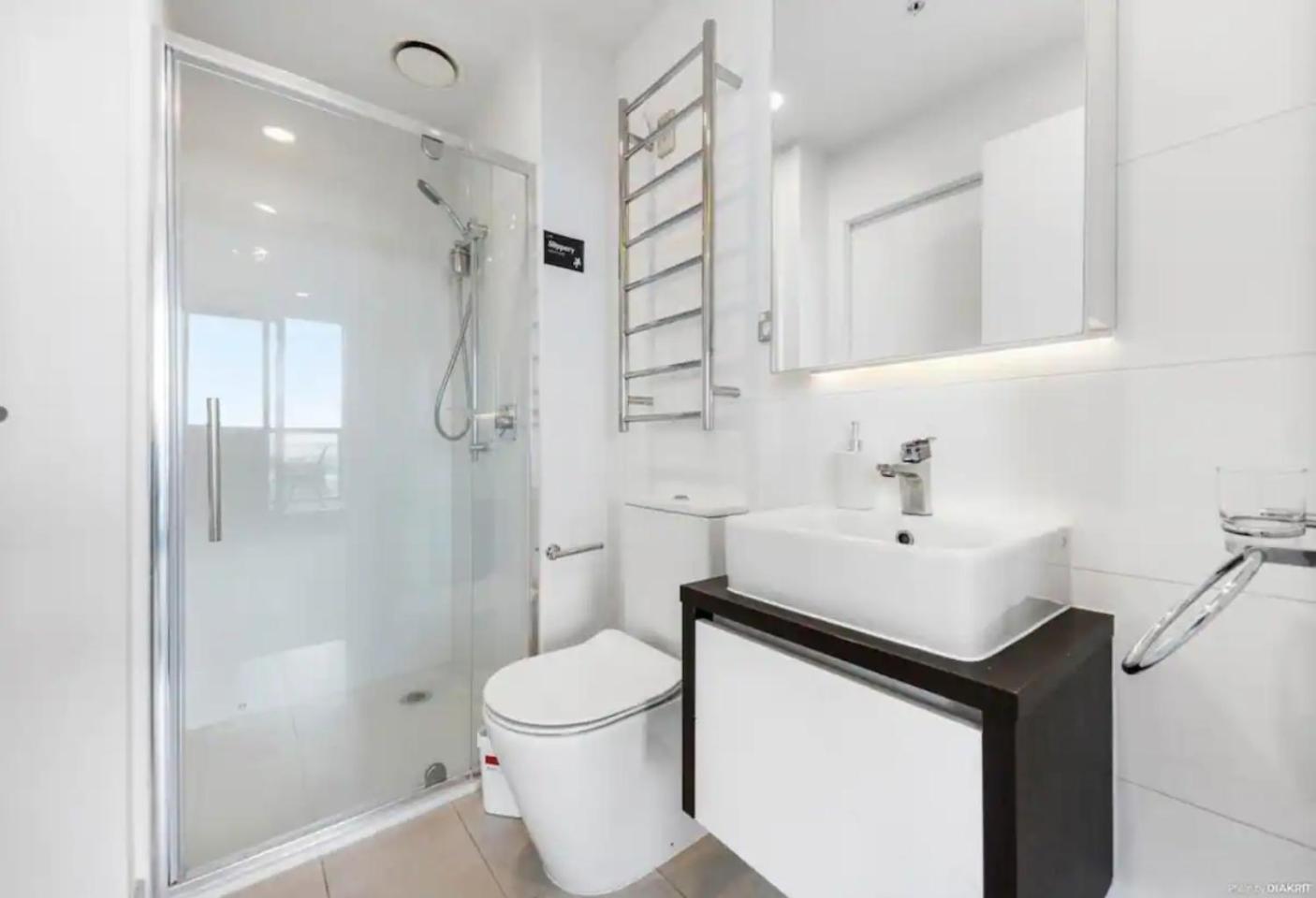 Top Floor Harbour View And Skytower View Apartment In Cbd Auckland Eksteriør bilde