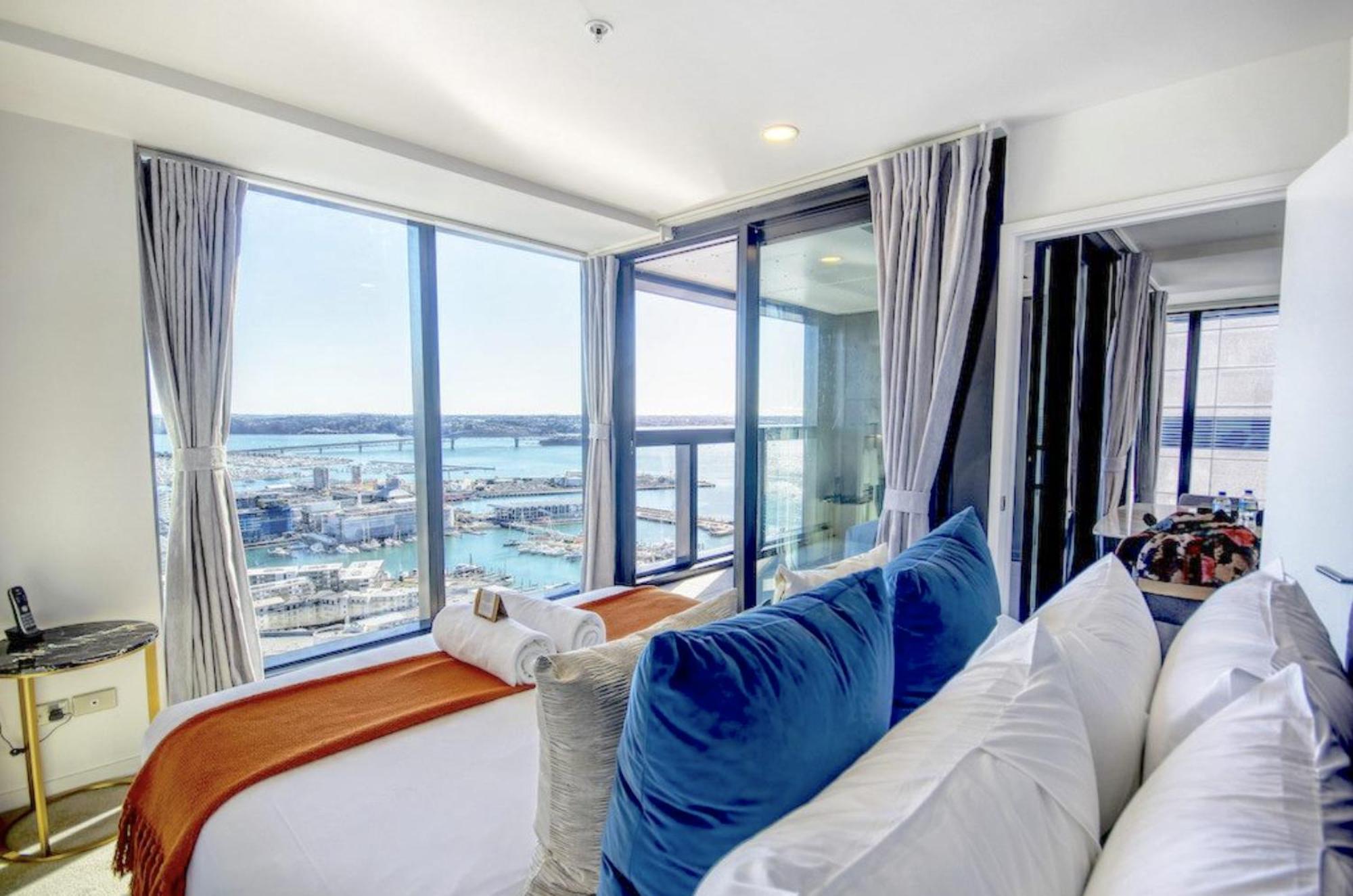 Top Floor Harbour View And Skytower View Apartment In Cbd Auckland Eksteriør bilde