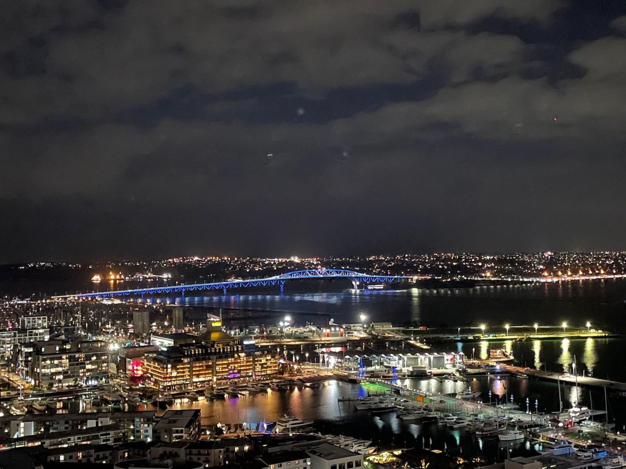 Top Floor Harbour View And Skytower View Apartment In Cbd Auckland Eksteriør bilde